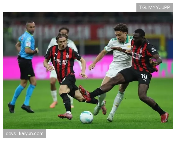 AC米兰官方确认莱奥肌肉轻度拉伤，将缺席对阵那不勒斯关键战